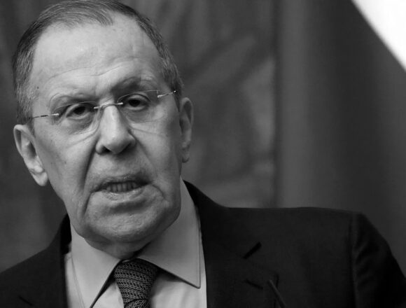 Lavrov ha parlato direttamente agli occidentali ma nessuno è in ascolto: è ormai riverenza verso l’autorità