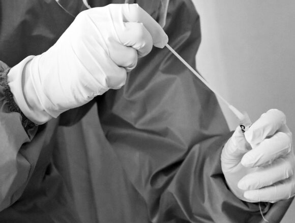 covid_hands_test Il “long-covid” collegato ai farmaci anti-covid ma forse non al virus. E il Regno Unito blocca le somministrazioni
