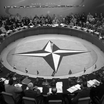 Stoltenberg certifica la dissoluzione della NATO. La Russia sta attaccando direttamente le strutture dell’Alleanza