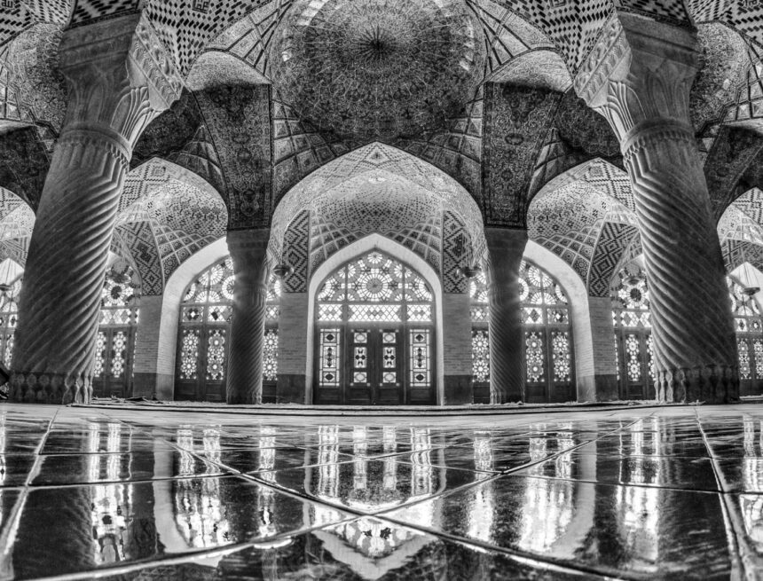Iran La rivoluzione colorata in Iran è stata sconfitta. Quella dei giovani sta vincendo