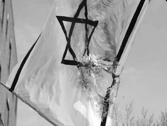 israel_flag Israele, il paese zombie tenuto insieme dalla guerra permanente, continua a navigare verso la sua fine