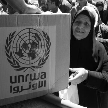 Giù la maschera: i civili palestinesi non si arrendono e gli occidentali tagliano i loro fondi per costringerli alla resa