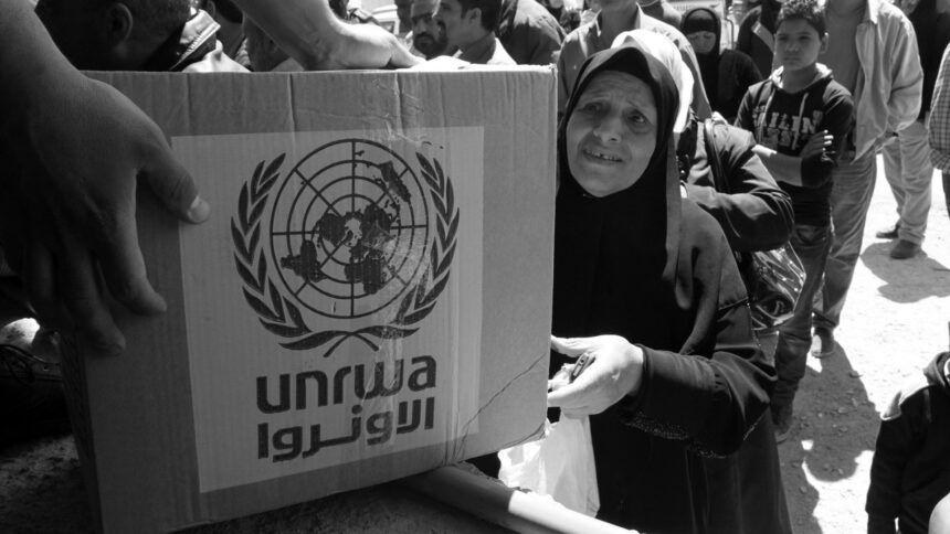 Giù la maschera: i civili palestinesi non si arrendono e gli occidentali tagliano i loro fondi per costringerli alla resa